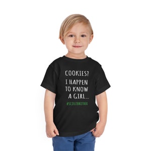 Maglietta per bambini piccoli con scritta "Fratello delle Girl Scout", biscotti? Conosco una ragazza immagine 3