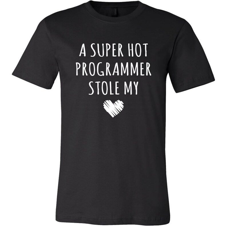 Pu&ograve; includere: Una maglietta nera con testo bianco che recita "Un programmatore super sexy mi ha rubato il cuore".
