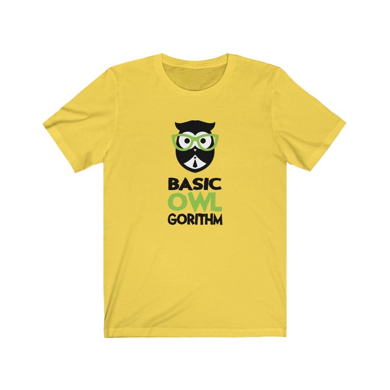 Puede incluir: Camiseta amarilla de manga corta con un b&uacute;ho negro y verde con gafas y el texto "BASIC OWL GORITHM".