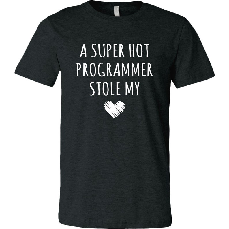 Pu&ograve; includere: Una maglietta grigia scura melange con il testo "A super hot programmer stole my" e un grafico a forma di cuore bianco.