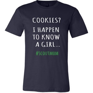 Koekjes? T-shirt I Happen To Know A Girl - shirt padvinder moeder, shirt koekjesdealer, shirt koekjesdeal, seizoen koekje, T-shirt scout moeder afbeelding 5