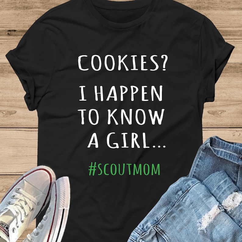 Koekjes? T-shirt I Happen To Know A Girl - shirt padvinder moeder, shirt koekjesdealer, shirt koekjesdeal, seizoen koekje, T-shirt scout moeder afbeelding 1