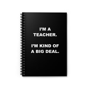 Pode incluir: Caderno espiral preto com texto branco que diz "Eu sou professor. Eu sou meio que um grande negócio."