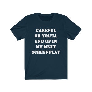 Attention, sinon vous finirez dans mon prochain scénario T-shirt unisexe en jersey - Chemise scénariste, chemise scénariste, cadeau pour scénariste, film