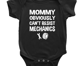 Body de bebé "Mamá obviamente no puede resistirse a los mecánicos" - Regalo para bebé mecánico, Regalo para bebé mecánico, Baby Shower, "Mamá obviamente no puede resistirse a los mecánicos"