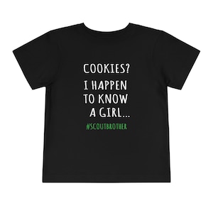 Maglietta per bambini piccoli con scritta "Fratello delle Girl Scout", biscotti? Conosco una ragazza immagine 1