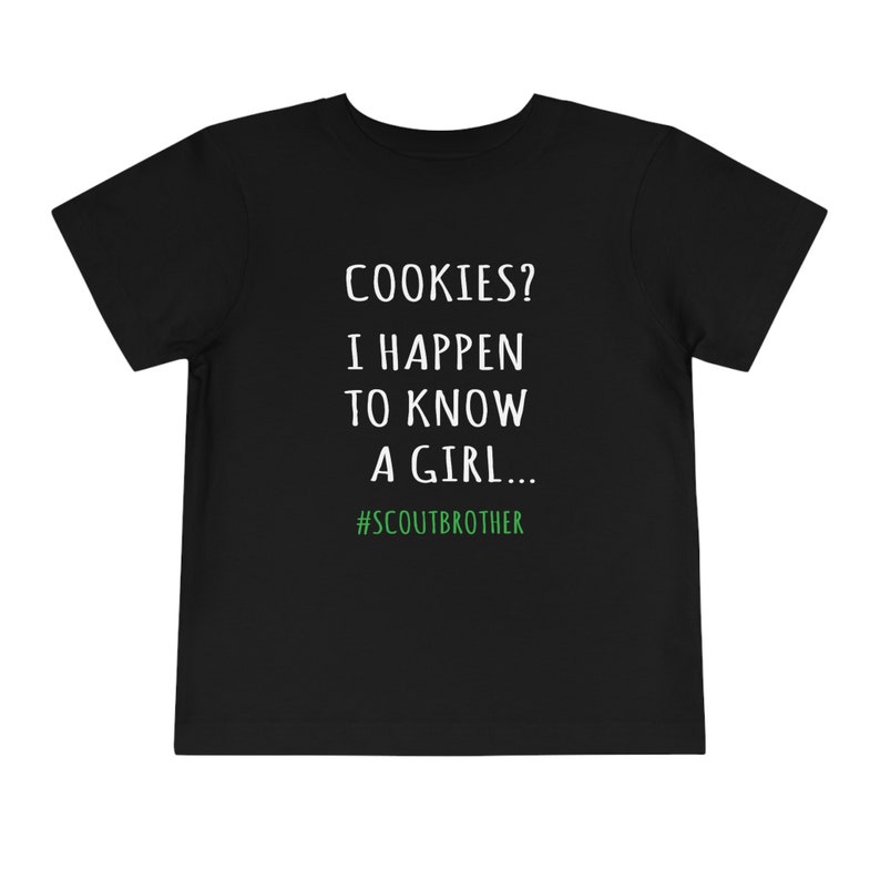 Maglietta per bambini piccoli con scritta "Fratello delle Girl Scout", biscotti? Conosco una ragazza immagine 1