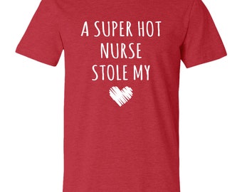 Krankenschwester Shirt, eine super heiße Krankenschwester Stola Unisex T-Shirt, Krankenschwester Frau, Krankenschwester Mann, Valentinstag Shirt, Paare Shirt, Krankenschwester Verlobte