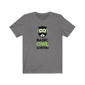 Puede incluir: Una camiseta gris jaspeada con un b&uacute;ho negro y verde que lleva gafas y corbata. El texto "BASIC OWL GORITHM" est&aacute; impreso debajo del b&uacute;ho.