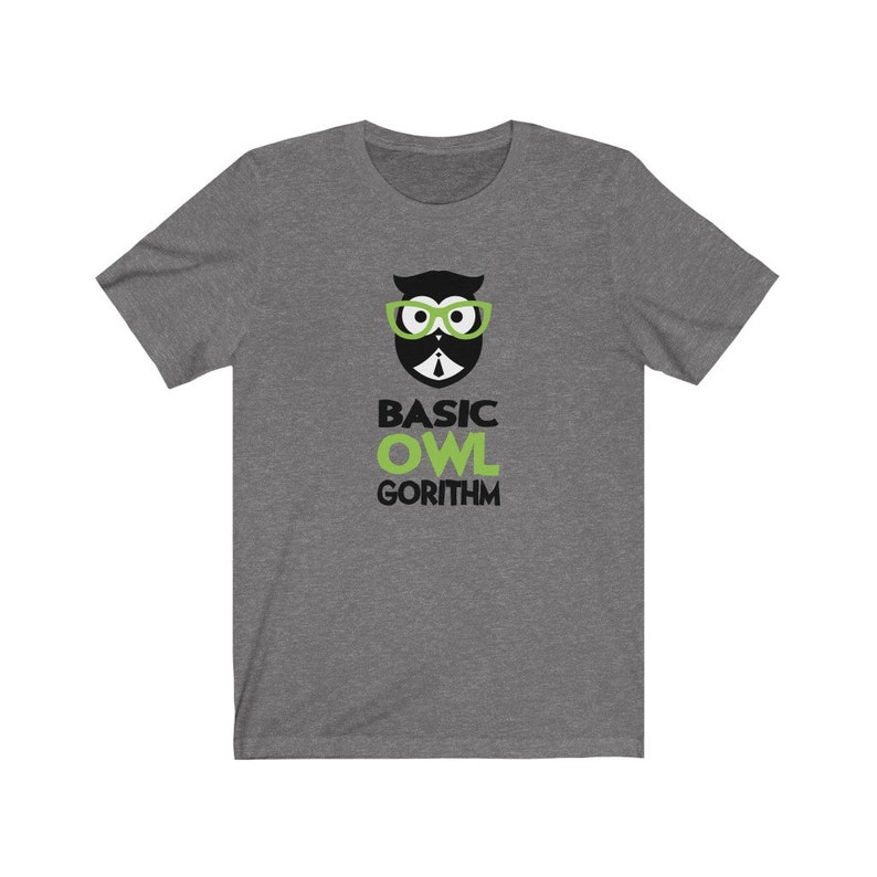 Puede incluir: Una camiseta gris jaspeada con un b&uacute;ho negro y verde que lleva gafas y corbata. El texto "BASIC OWL GORITHM" est&aacute; impreso debajo del b&uacute;ho.