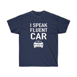 K&ouml;nnte beinhalten: Marineblaues T-Shirt mit dem wei&szlig;en Text "I SPEAK FLUENT CAR" und einer wei&szlig;en Autografik. Das Shirt besteht aus einem weichen, bequemen Material.