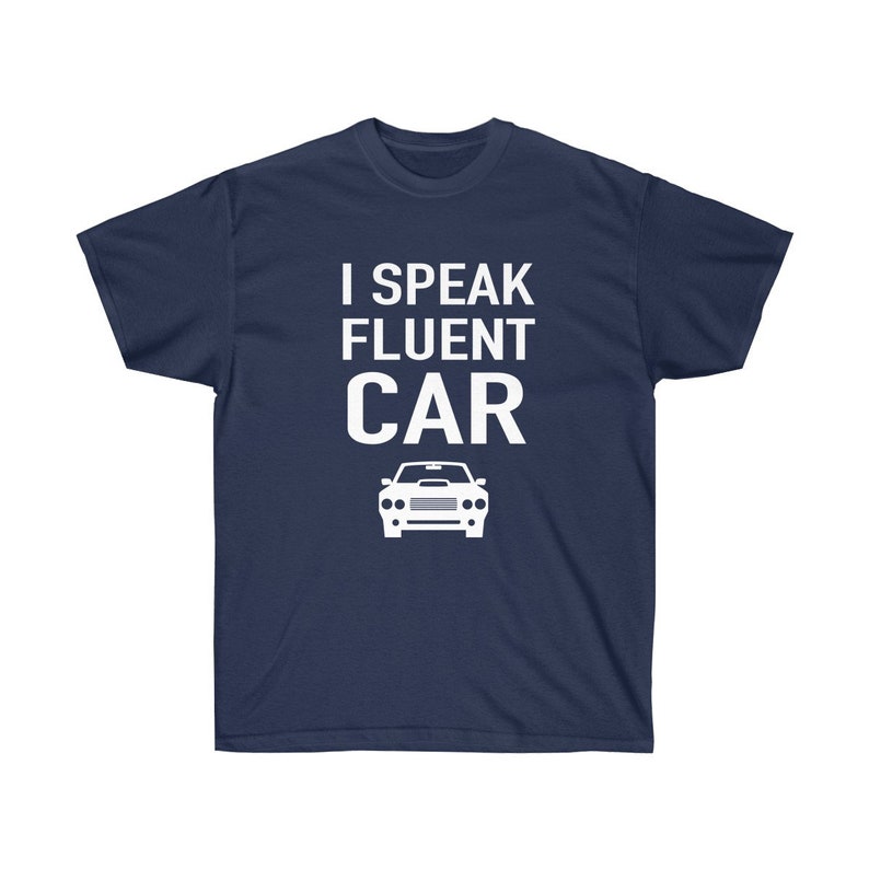 K&ouml;nnte beinhalten: Marineblaues T-Shirt mit dem wei&szlig;en Text "I SPEAK FLUENT CAR" und einer wei&szlig;en Autografik. Das Shirt besteht aus einem weichen, bequemen Material.