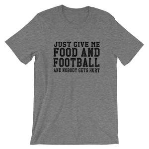 Gib mir einfach Essen und Fußball Unisex T-Shirt - Lustiges Fußball-Shirt, Spieltag-Shirt, Sport-Shirt, Fußballfan-Shirt, SuperBowl