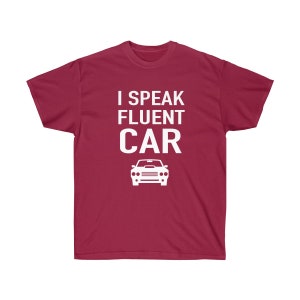 K&ouml;nnte beinhalten: Ein weinrotes T-Shirt mit dem wei&szlig;en Text "I SPEAK FLUENT CAR" und einer wei&szlig;en Autografik. Das T-Shirt hat einen Rundhalsausschnitt und ist einfarbig.