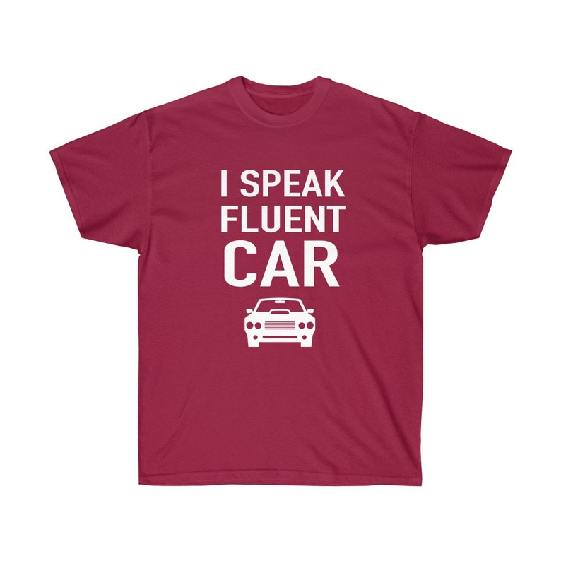 K&ouml;nnte beinhalten: Ein weinrotes T-Shirt mit dem wei&szlig;en Text "I SPEAK FLUENT CAR" und einer wei&szlig;en Autografik. Das T-Shirt hat einen Rundhalsausschnitt und ist einfarbig.