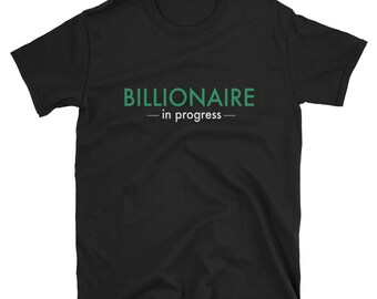 MILLIONÄR in Fortschritt Kurzarm-Unisex-T-Shirt - Billionaire Shirt, Billionär-T-Shirt, Motivations-Shirts, zukünftige Billionär-Shirt,
