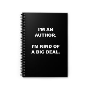Pode incluir: Caderno preto de espiral com texto branco que diz "Eu sou um autor. Eu sou meio que um grande negócio."
