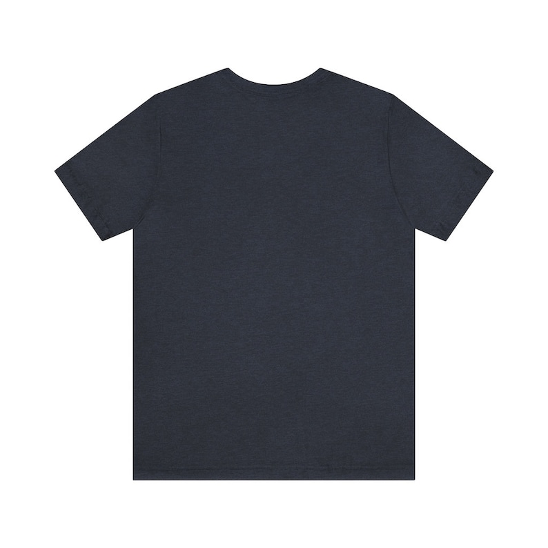 Op de afbeelding: Een donkerblauw T-shirt met korte mouwen.