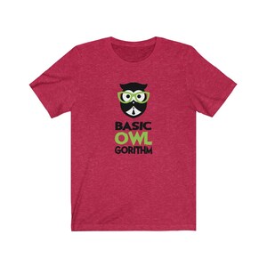 Puede incluir: Camiseta roja de manga corta con un b&uacute;ho negro y verde con gafas y el texto "BASIC OWL GORITHM"