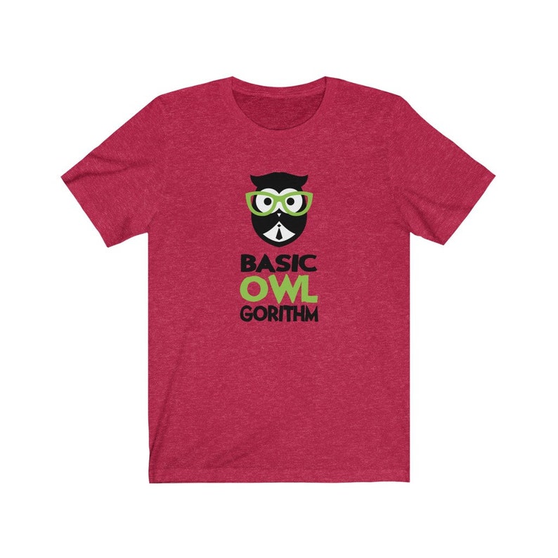 Puede incluir: Camiseta roja de manga corta con un b&uacute;ho negro y verde con gafas y el texto "BASIC OWL GORITHM"