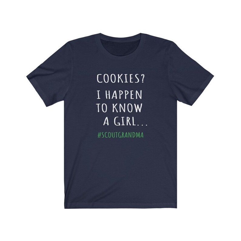 Puede incluir: Camiseta azul marino con texto blanco que dice "COOKIES? I HAPPEN TO KNOW A GIRL... #SCOUTGRANDMA".