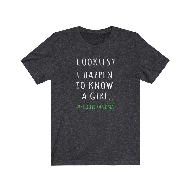 Puede incluir: Camiseta gris oscuro jaspeada con texto blanco que dice "COOKIES? I HAPPEN TO KNOW A GIRL... #SCOUTGRANDMA".