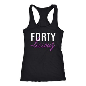 Puede incluir: Camiseta de tirantes negra con el texto "FORTY-licious" en letras blancas y rosas.