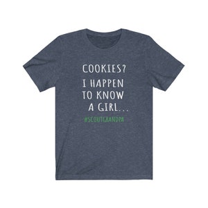 ¿Galletas? Camiseta "Conozco a un abuelo de Girl Scouts", camiseta de "Abuelo de Girl Scouts", camiseta de "Comerciante de Galletas", temporada de galletas, camiseta de "Abuelo Scout" imagen 5