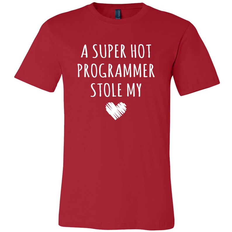 Pu&ograve; includere: Maglietta rossa con testo bianco che recita "A super hot programmer stole my" con un cuore bianco disegnato sotto.