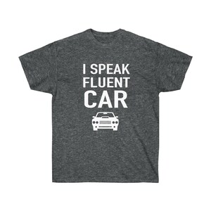 K&ouml;nnte beinhalten: Dunkelgraues T-Shirt mit dem wei&szlig;en Text "I SPEAK FLUENT CAR" und einer wei&szlig;en Autografik. Das T-Shirt besteht aus einem weichen Material und eignet sich f&uuml;r Freizeitkleidung.