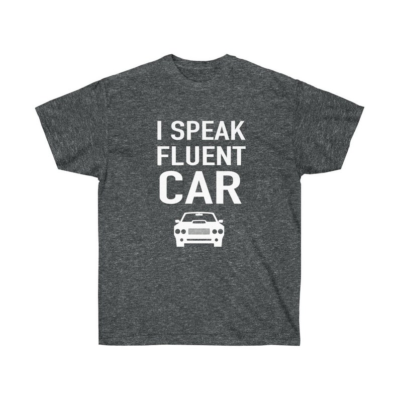 K&ouml;nnte beinhalten: Dunkelgraues T-Shirt mit dem wei&szlig;en Text "I SPEAK FLUENT CAR" und einer wei&szlig;en Autografik. Das T-Shirt besteht aus einem weichen Material und eignet sich f&uuml;r Freizeitkleidung.