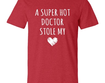 ドクターシャツ、MDシャツ、超ホットなドクターが私の心を盗んだユニセックスTシャツ、ドクターの妻、ドクターの夫、バレンタインデーシャツ、カップルシャツ