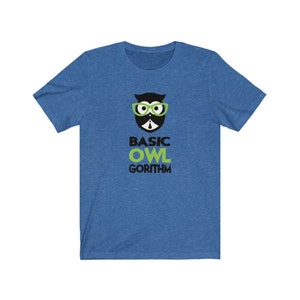 Puede incluir: Una camiseta azul con un b&uacute;ho negro y verde que lleva gafas y corbata. El texto "BASIC OWL GORITHM" est&aacute; impreso debajo del b&uacute;ho.