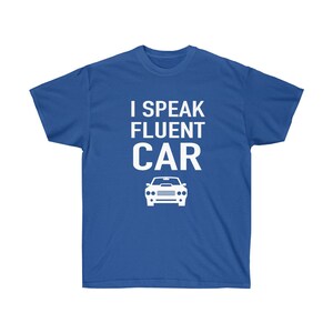 K&ouml;nnte beinhalten: K&ouml;nigsblaues T-Shirt mit wei&szlig;em Text "I SPEAK FLUENT CAR" und einer wei&szlig;en Autografik. Ein l&auml;ssiges Kleidungsst&uuml;ck f&uuml;r Autoliebhaber.