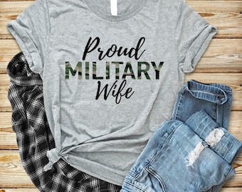 Camiseta "Esposa de un militar orgulloso": esposa de un militar, esposa de un marino, esposa de un marine, esposa de la Fuerza Aérea, esposo de un militar