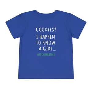 Maglietta per bambini piccoli con scritta "Fratello delle Girl Scout", biscotti? Conosco una ragazza immagine 7