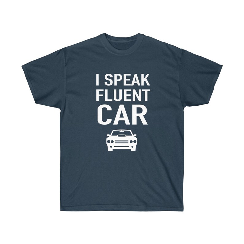 K&ouml;nnte beinhalten: Marineblaues T-Shirt mit dem wei&szlig;en Text "I Speak Fluent Car" und einer wei&szlig;en Autografik. Das Shirt hat einen Rundhalsausschnitt und ist aus weichem Material.
