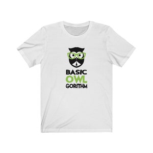 Puede incluir: Camiseta blanca con un gr&aacute;fico negro y verde de un b&uacute;ho con gafas y el texto "BASIC OWL GORITHM"