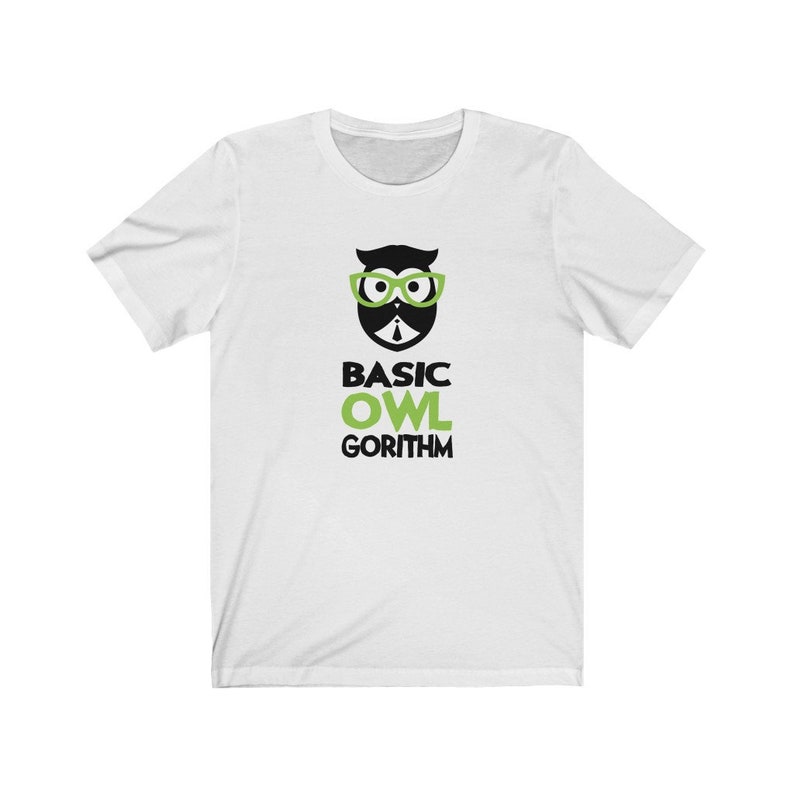 Puede incluir: Camiseta blanca con un gr&aacute;fico negro y verde de un b&uacute;ho con gafas y el texto "BASIC OWL GORITHM"