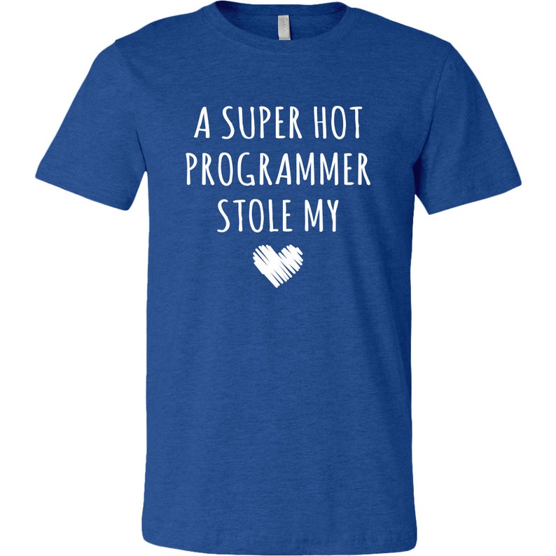 Pu&ograve; includere: Una t-shirt blu reale con il testo "A super hot programmer stole my" e una grafica a forma di cuore bianca.