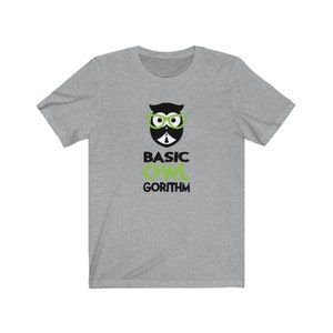 Puede incluir: Una camiseta gris con un b&uacute;ho negro y verde que lleva gafas y el texto "BASIC OWL GORITHM".