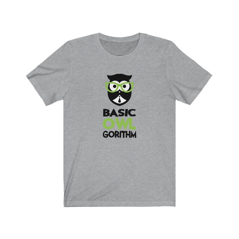 Puede incluir: Una camiseta gris con un b&uacute;ho negro y verde que lleva gafas y el texto "BASIC OWL GORITHM".