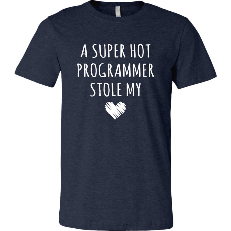 Pu&ograve; includere: Una maglietta blu navy con il testo "A super hot programmer stole my" e un grafico a forma di cuore bianco.