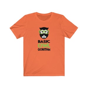 Puede incluir: Camiseta naranja de manga corta con un b&uacute;ho negro y verde con gafas y el texto "BASIC OWL GORITHM".