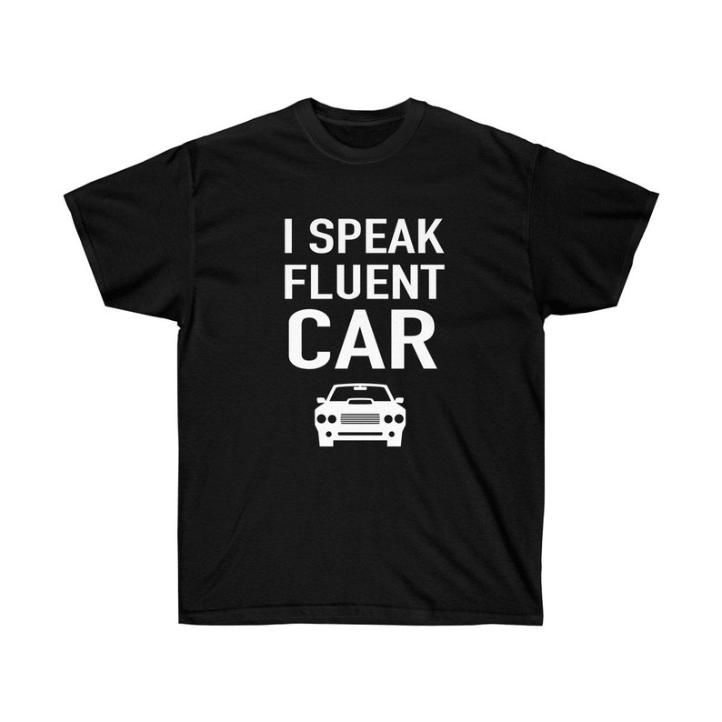K&ouml;nnte beinhalten: Schwarzes T-Shirt mit dem wei&szlig;en Text "I Speak Fluent Car" und einer wei&szlig;en Autografik. Ein l&auml;ssiges Oberteil f&uuml;r Autoliebhaber und Automobilfans.