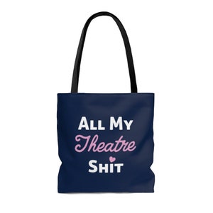 Op de afbeelding: Een donkerblauwe tote bag met witte tekst die "All My Theatre Shit" zegt met een roze hart.