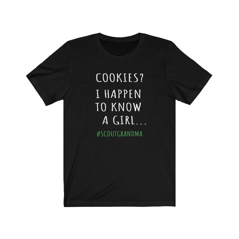 Puede incluir: Camiseta negra con texto blanco que dice "COOKIES? I HAPPEN TO KNOW A GIRL... #SCOUTGRANDMA".