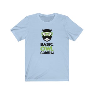Op de afbeelding: Lichtblauw T-shirt met een zwarte en groene uil met een bril en de tekst "BASIC OWL GORITHM"