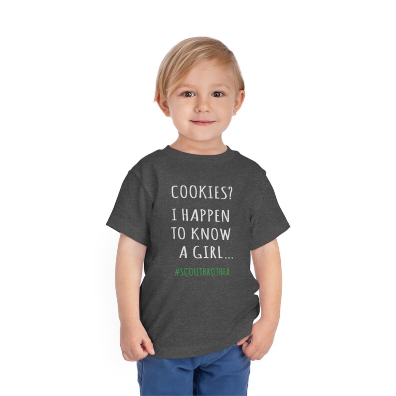 Maglietta per bambini piccoli con scritta "Fratello delle Girl Scout", biscotti? Conosco una ragazza immagine 6