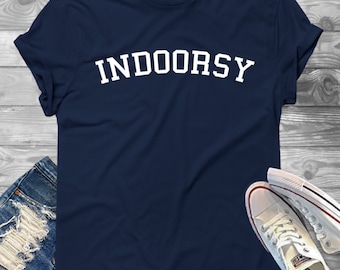 Indoorsy Unisex Jersey Kurzarm T-Shirt - Lustiges introvertiertes Shirt, Homebody Shirt, antisoziales Shirt, Indoorsy Shirt, lustiges antisoziales Geschenk